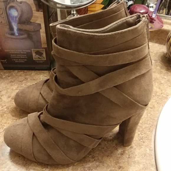 Size 6 1/2 tan boots - Picture 2 of 4